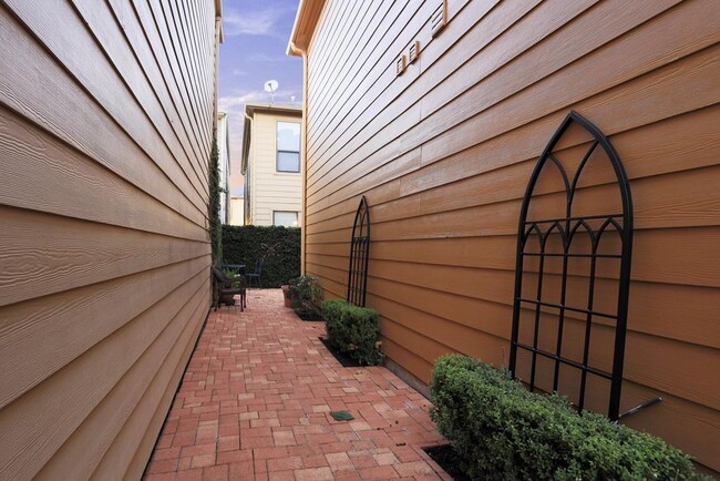 Building Photo - 1356 Studer St