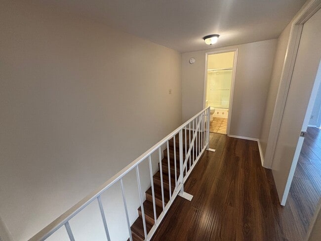 Building Photo - Beautiful 3-Bedroom Townhome in Chatsworth!