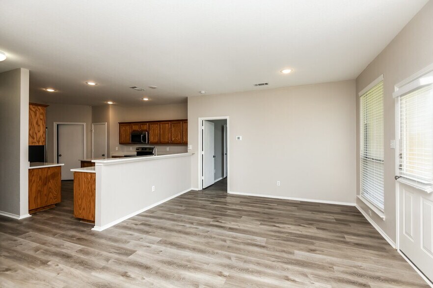Building Photo - 9909 Amaryllis Ln