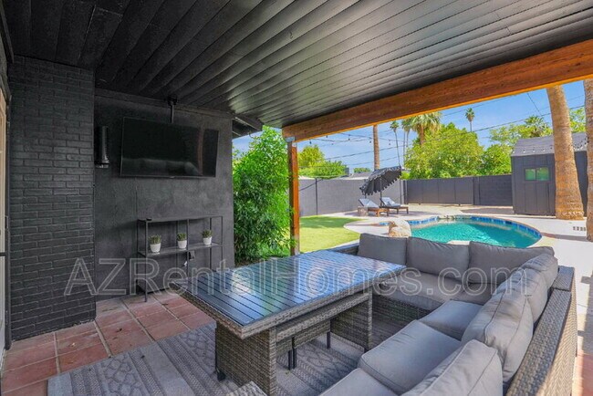 Building Photo - 5513 E Earll Dr