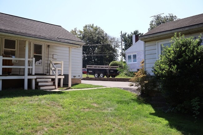 Building Photo - Bungalow in Penn Manor : 2bd/1ba