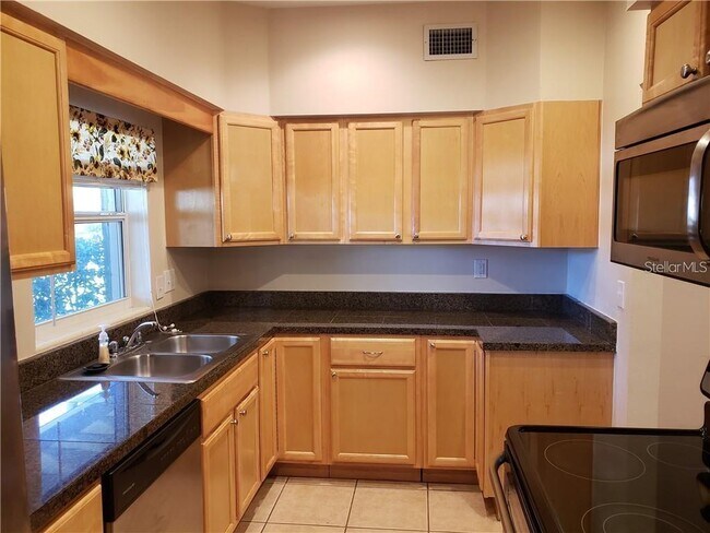 Building Photo - 1500 Roscomare Ave