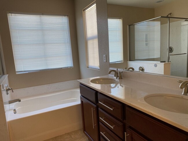 Building Photo - Beautiful 3 bedroom available