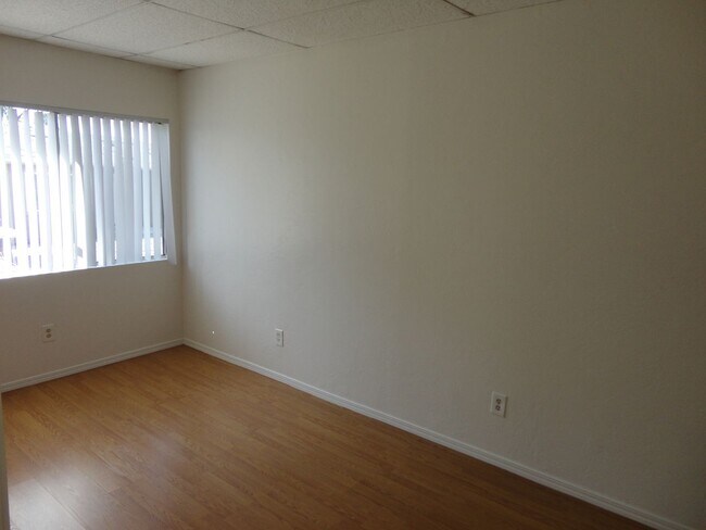 Building Photo - Move in Special!! $500 off 1st Month's Rent!!