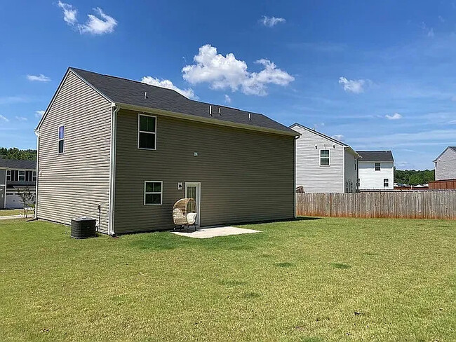 Building Photo - 4 Bedrooms 2.5 Bathrooms