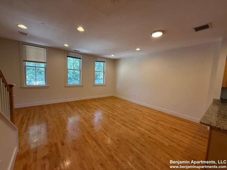 Building Photo - 108 2nd St