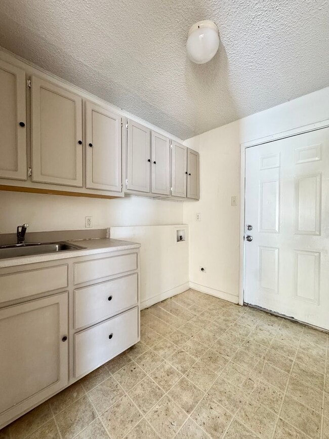 Building Photo - NOW AVAILABLE - Cozy Rental + Affordable Pricing Near Downtown San Angelo!