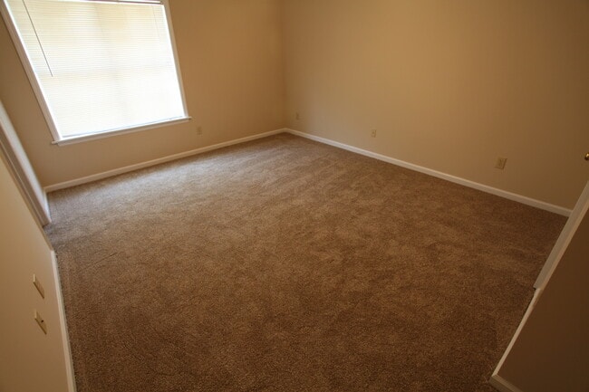 Building Photo - Duplex in Auburn - Available August!
