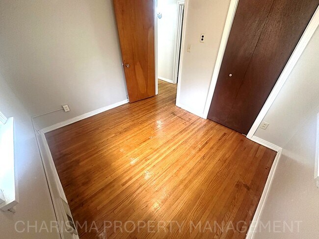 Building Photo - Spacious 2 Bedroom, 1.5 Bath Home, Newly U...
