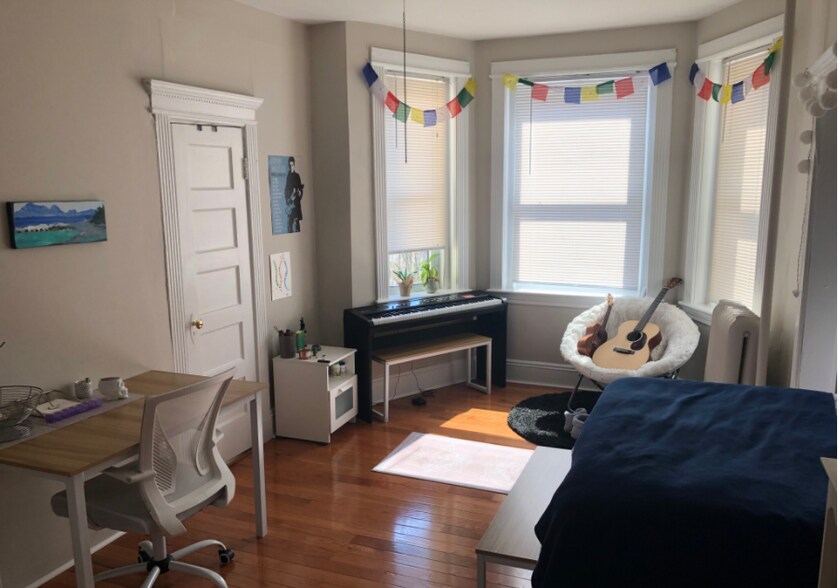 Building Photo - 65 Burbank St