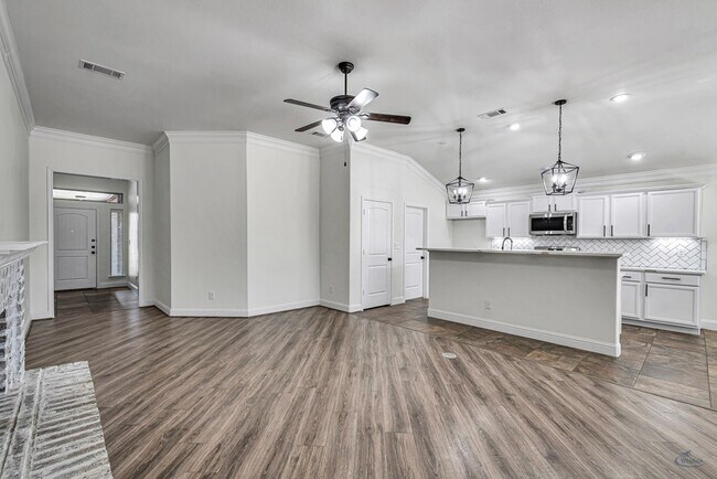 Building Photo - 410 E 97th St