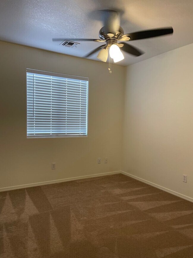 Building Photo - Move in ready, Call for a showing.