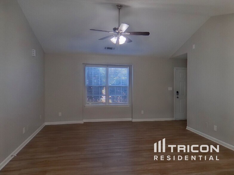 Building Photo - 2000 Taras Trace Dr