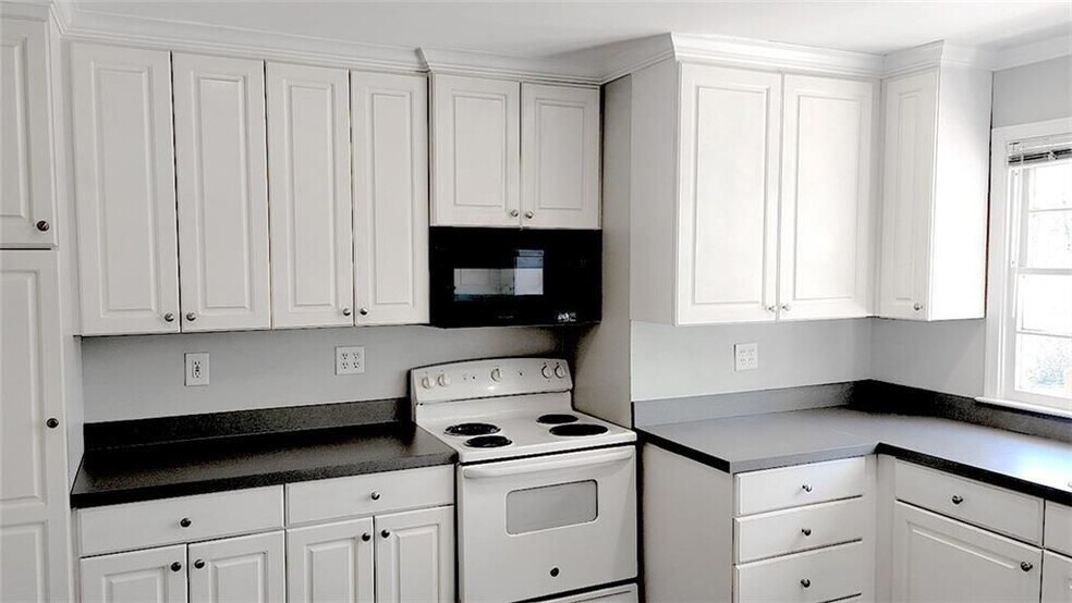 Building Photo - 3022 Templewood Dr NE