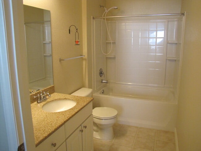 Building Photo - Gorgeous 3/2 Condo with 1 Car Garage in Ex...