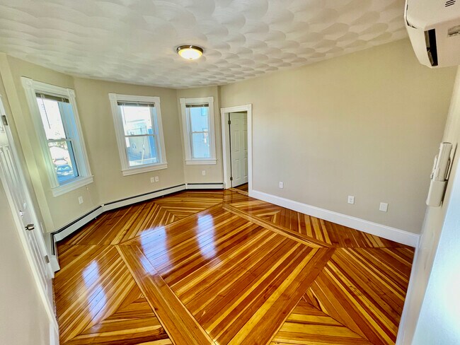 Building Photo - 18 Messenger St