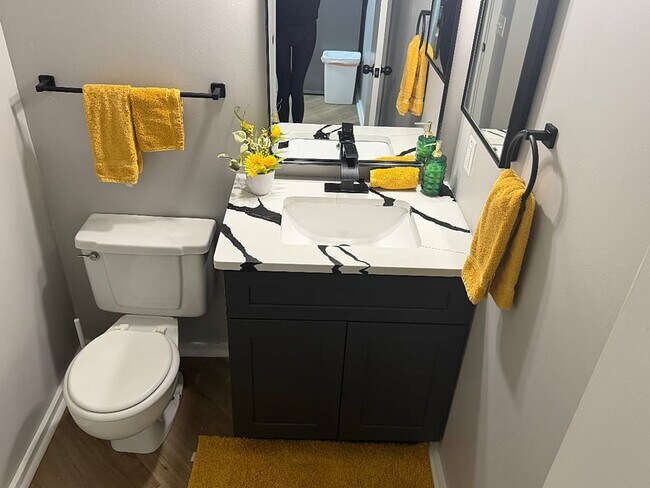 Building Photo - Luxurious 2-Bedroom Apartments with Modern Flair and Parkside Living!