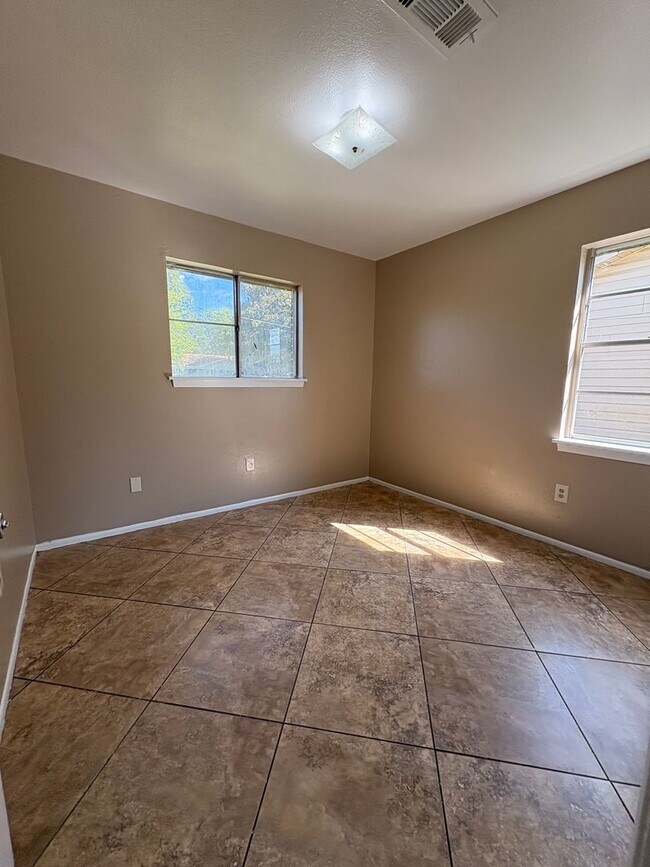 Building Photo - Awesome home with lots of space and storage!