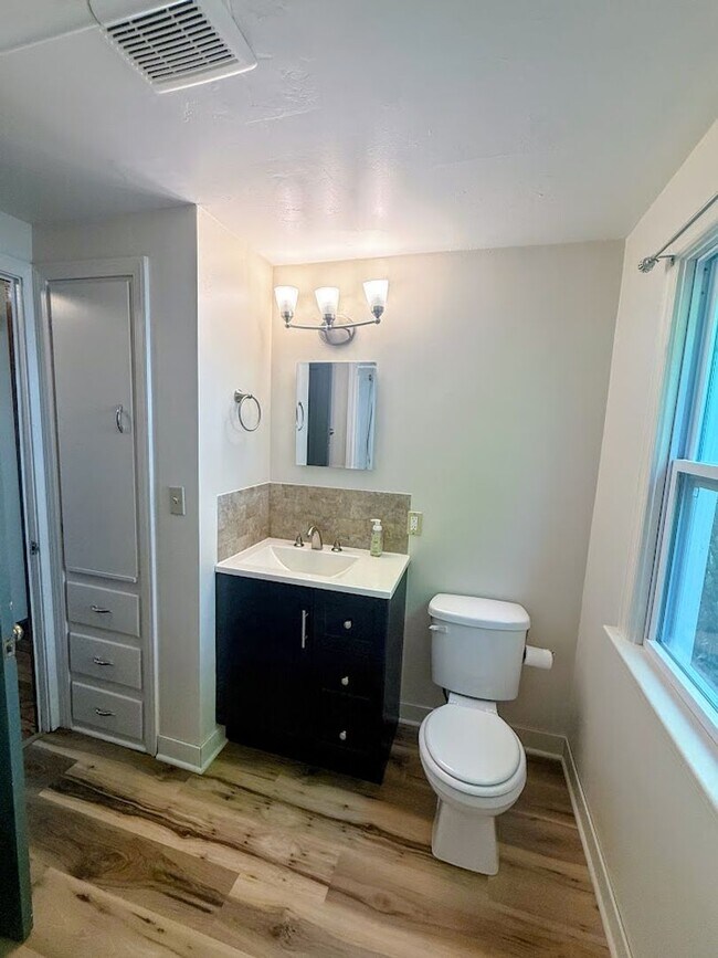 Building Photo - Three bedroom one bathroom home for rent