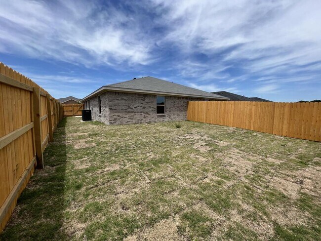 Building Photo - 113 Wind Ridge Dr