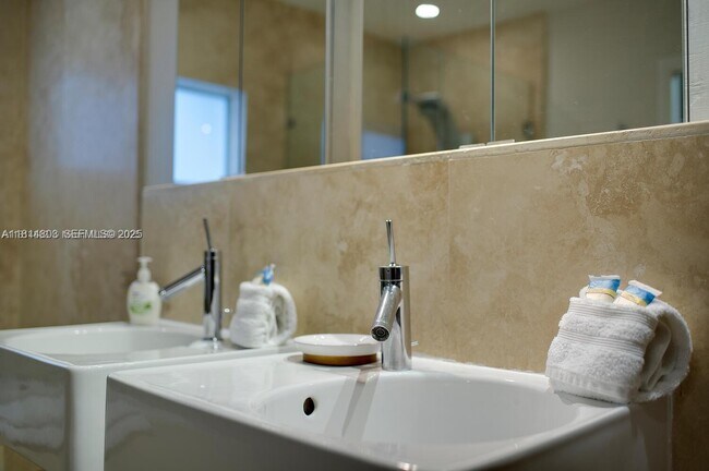 Building Photo - 4101 Bayview Dr