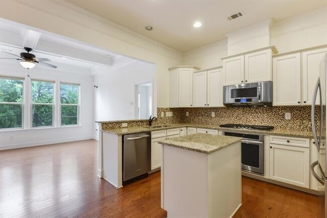Building Photo - 2422 Norwood Dr SE
