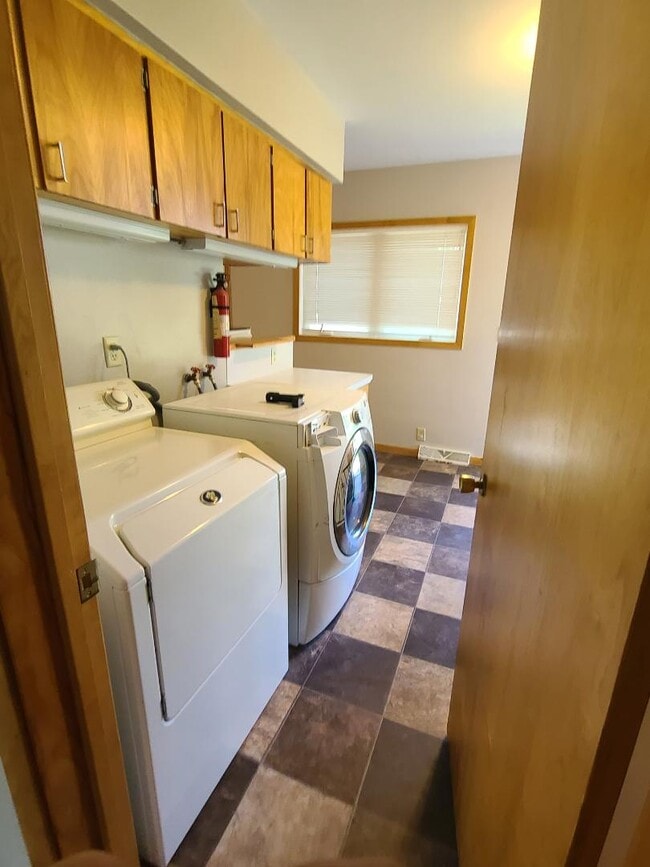 Building Photo - 608 Cataract Ave