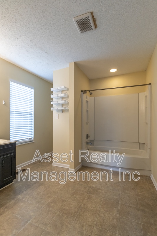 Building Photo - 1405 Wenlock Rd