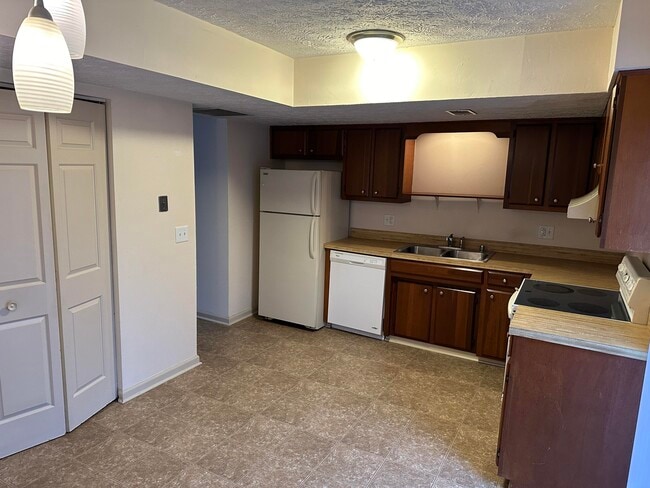 Building Photo - 1104 Collins Ln