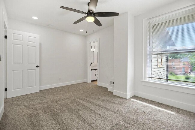 Building Photo - 852 Oakwood Ave