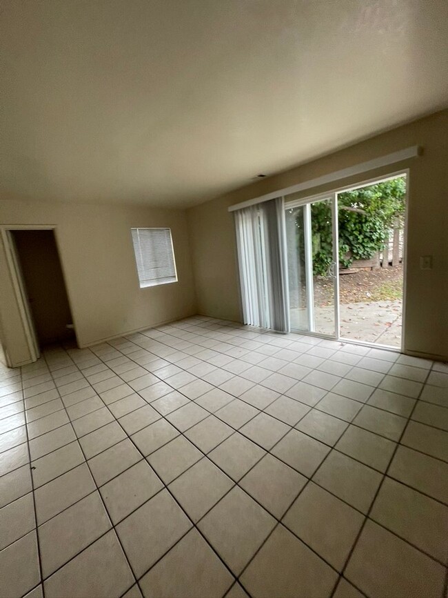 Building Photo - 850 Camino Lindo