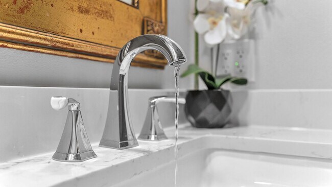 Building Photo - CHARMING 5 BDRM HOME IN CASTLE HILLS!!