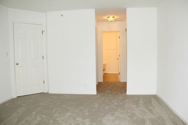 Building Photo - 5S530 Paxton Dr