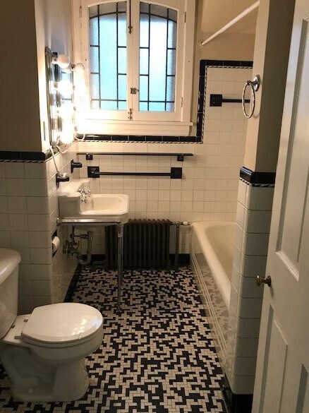 Full Bath - 457 N Potomac St
