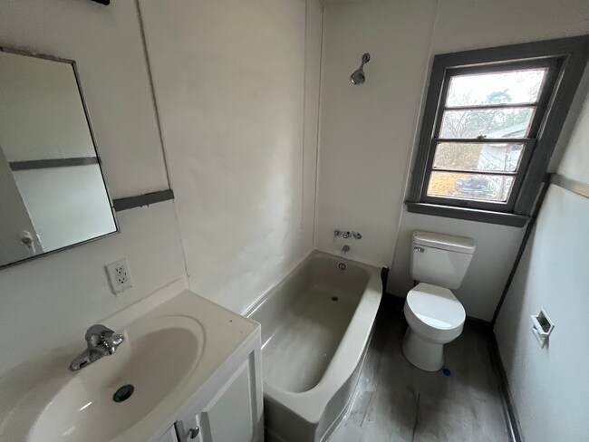 Building Photo - 754 Raymond Rd