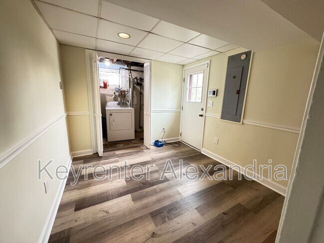 Building Photo - 2826 James Dr