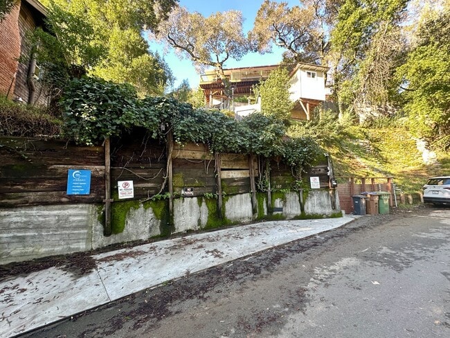 Building Photo - Fairfax Hillside Flat w/Valley Views