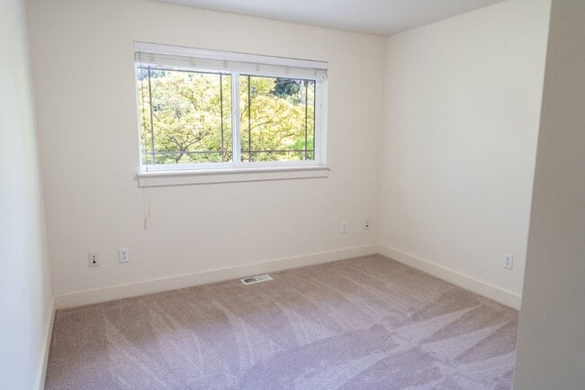 Building Photo - 4bd/2.5ba Seattle Home