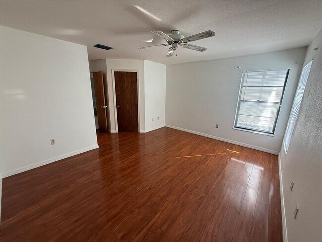 Building Photo - 26186 Northern Cross Rd