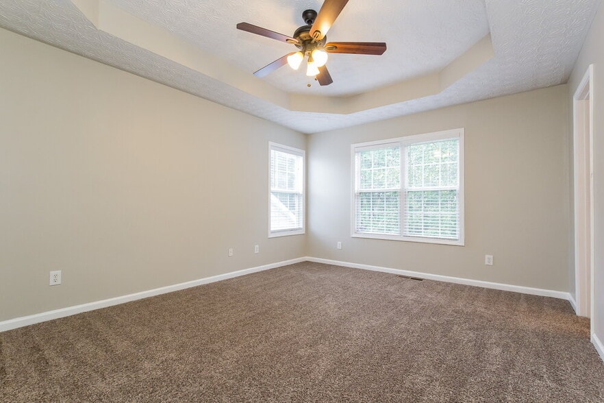 Building Photo - 335 Shadowbrooke Cir SW