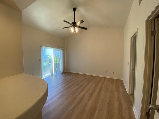 Building Photo - Vacaville 3bed/2bath home! Open floor plan...