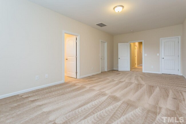 Building Photo - Gorgeous Town Home and Great Location