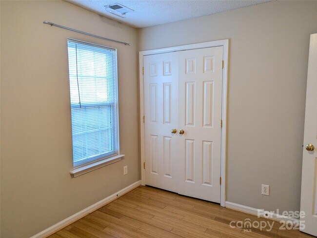 Building Photo - 152 Everett Park Dr