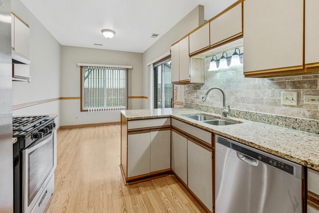 Building Photo - 1665 Commodore Ct