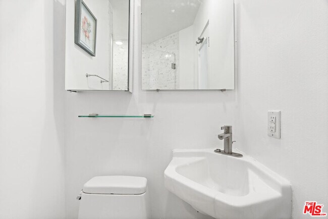 Building Photo - 1015 Marine St