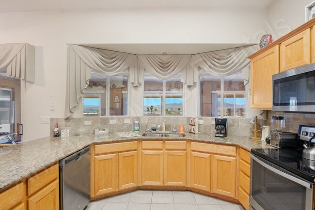 Building Photo - FURNISHED AVAILABLE OCTOBER 2025 - MAY 2026