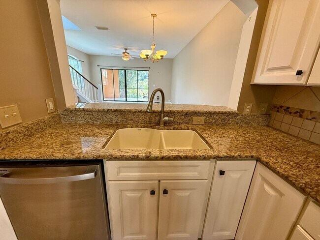 Building Photo - 3 bedroom, 3 bath Luxury Living Along the ...