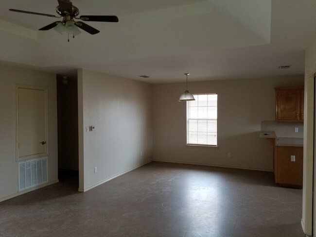 Building Photo - 1411 Tierra Del Sol Ave