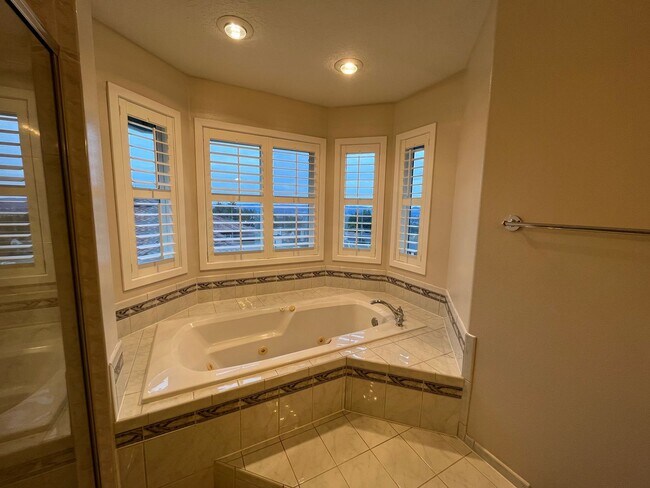 Building Photo - Immaculate 4 bedroom, 3.5 bathroom, tri-level Home in Tigard!! Expansive Views, Office space, Gam...