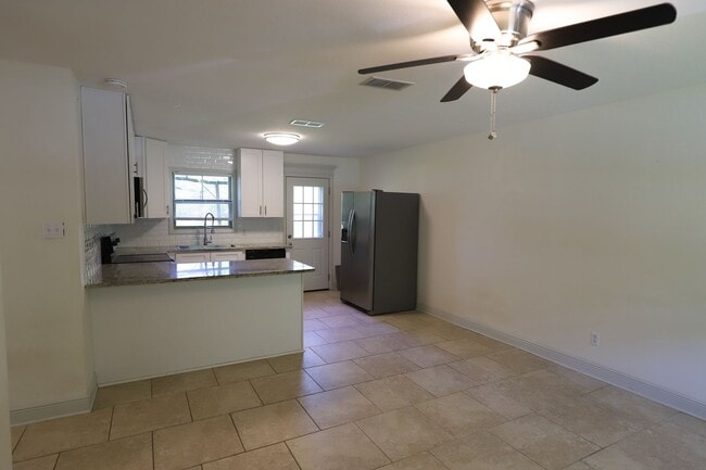 Building Photo - 133 Hickory Dr